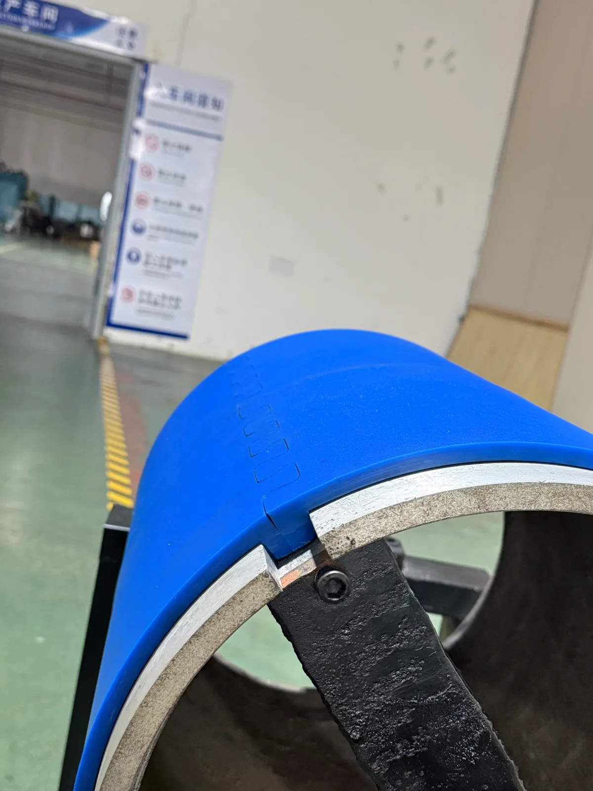 Blue polyurethane anvil cover mounted on JUNSHIDA's in-house demonstration drum, showing the interlocking joint
