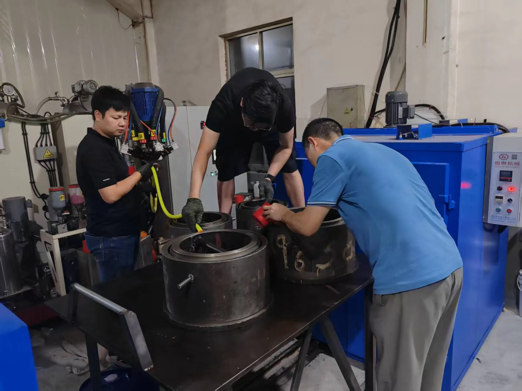 JUNSHIDA team producing polyurethane parts