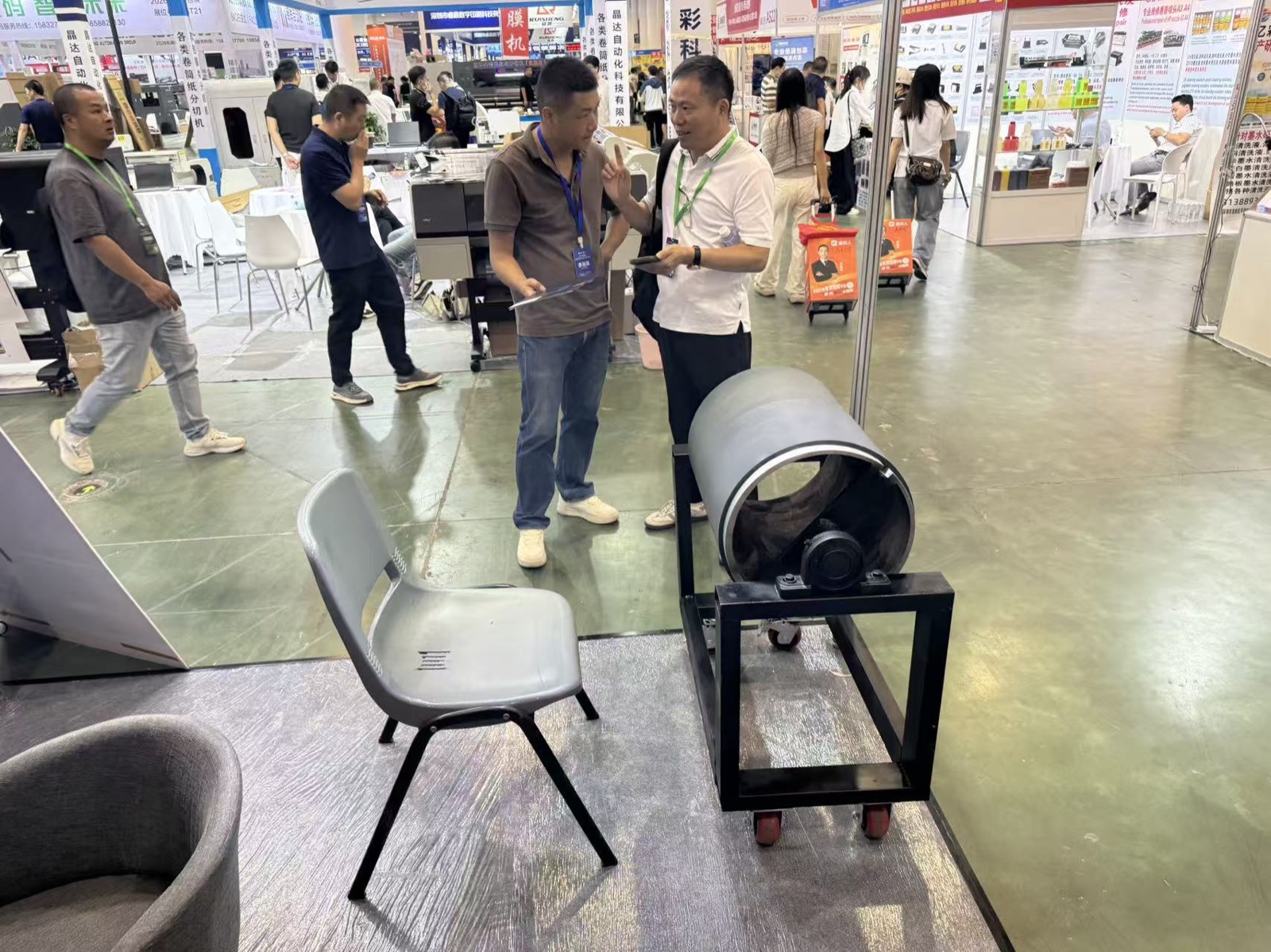 JUNSHIDA representative discussing corrugated machinery components with a visitor