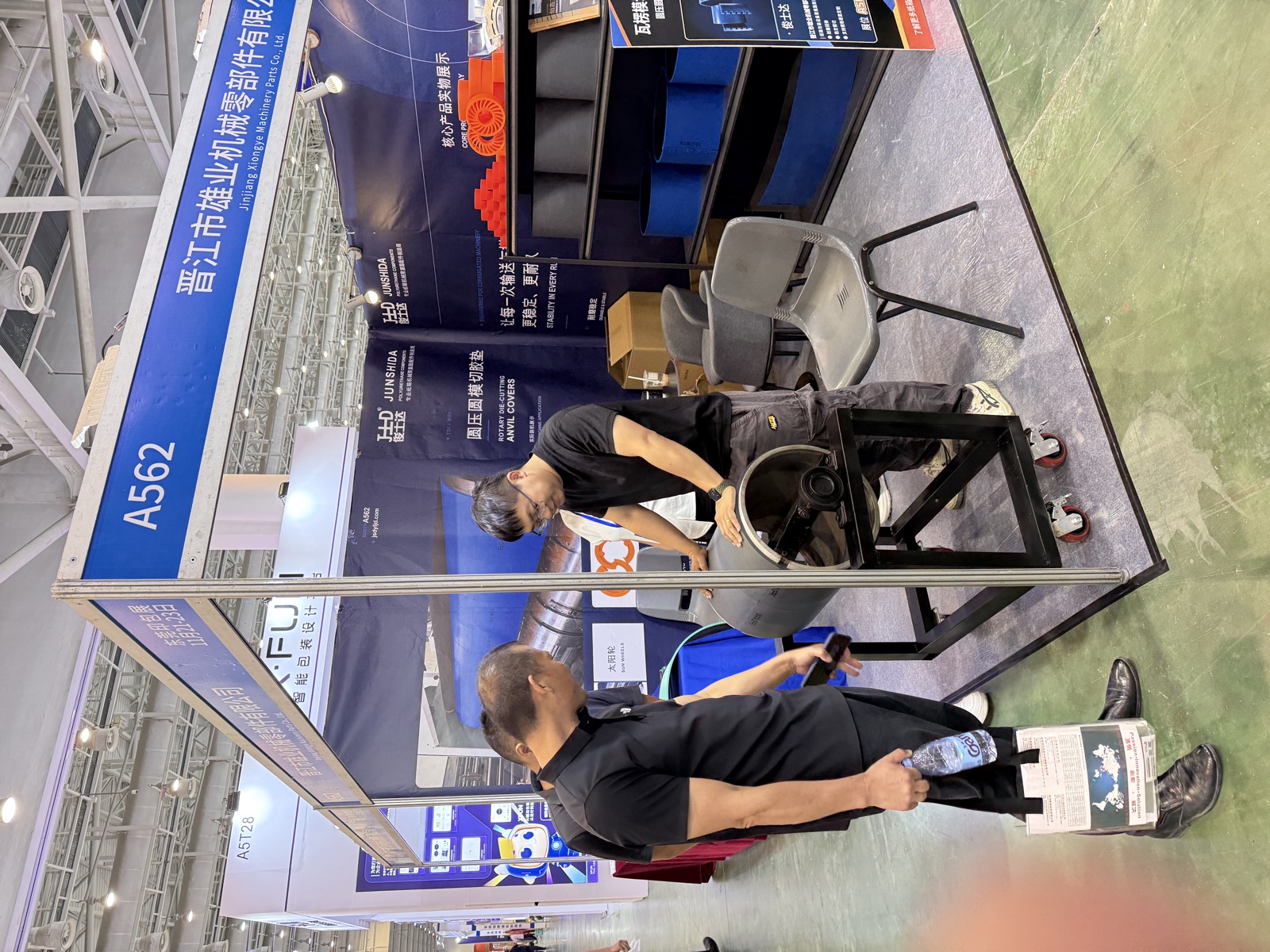 JUNSHIDA team demonstrating a polyurethane component at CXPE Xiamen