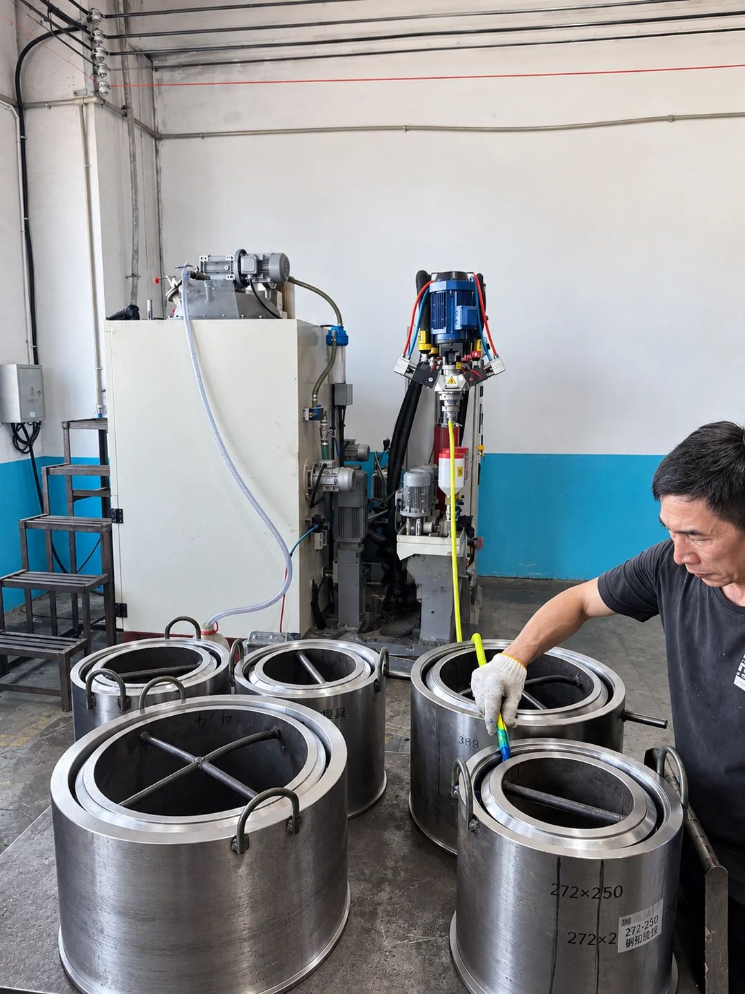 Production equipment, circular molds and an operator working in the new JUNSHIDA workshop