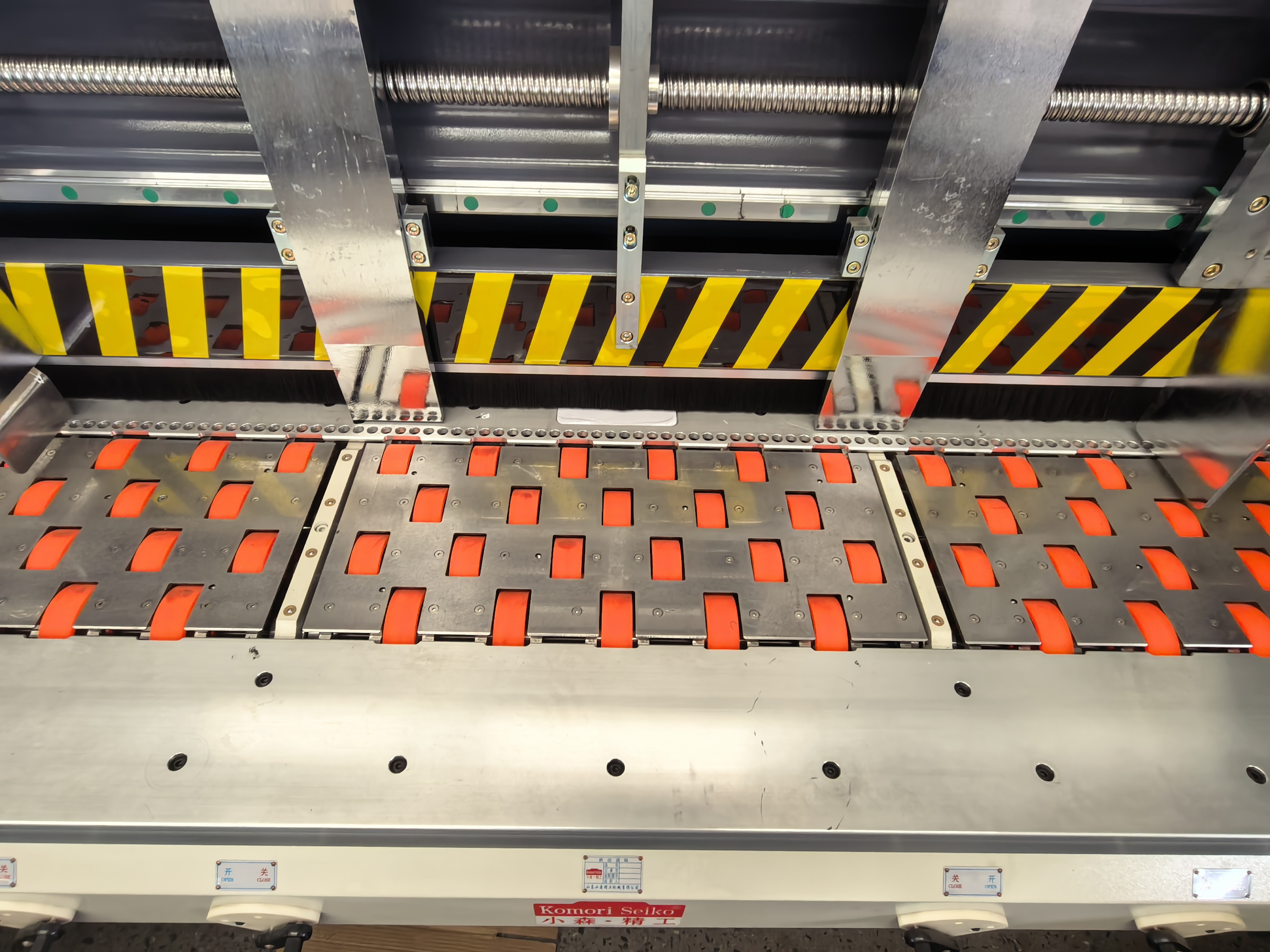 Ruedas de alimentación Lead Edge naranjas dispuestas en filas en la mesa de una máquina