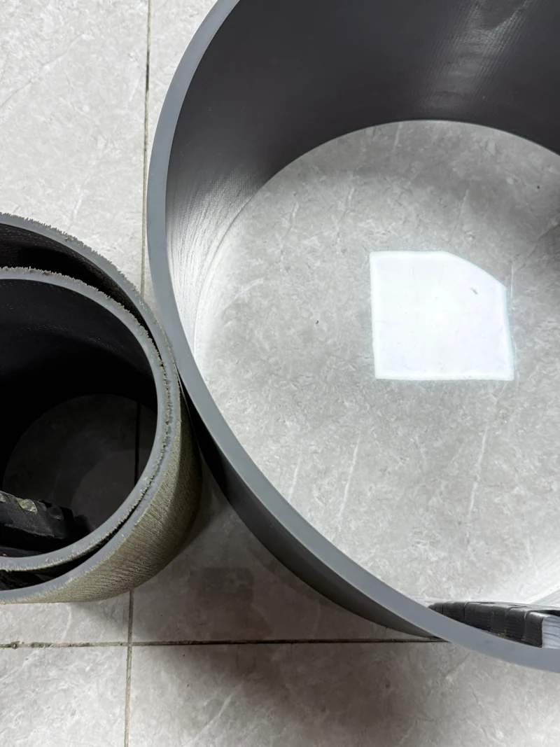Vista superior de sufrideras MDI grises usadas con textura junto a una sufridera nueva lisa